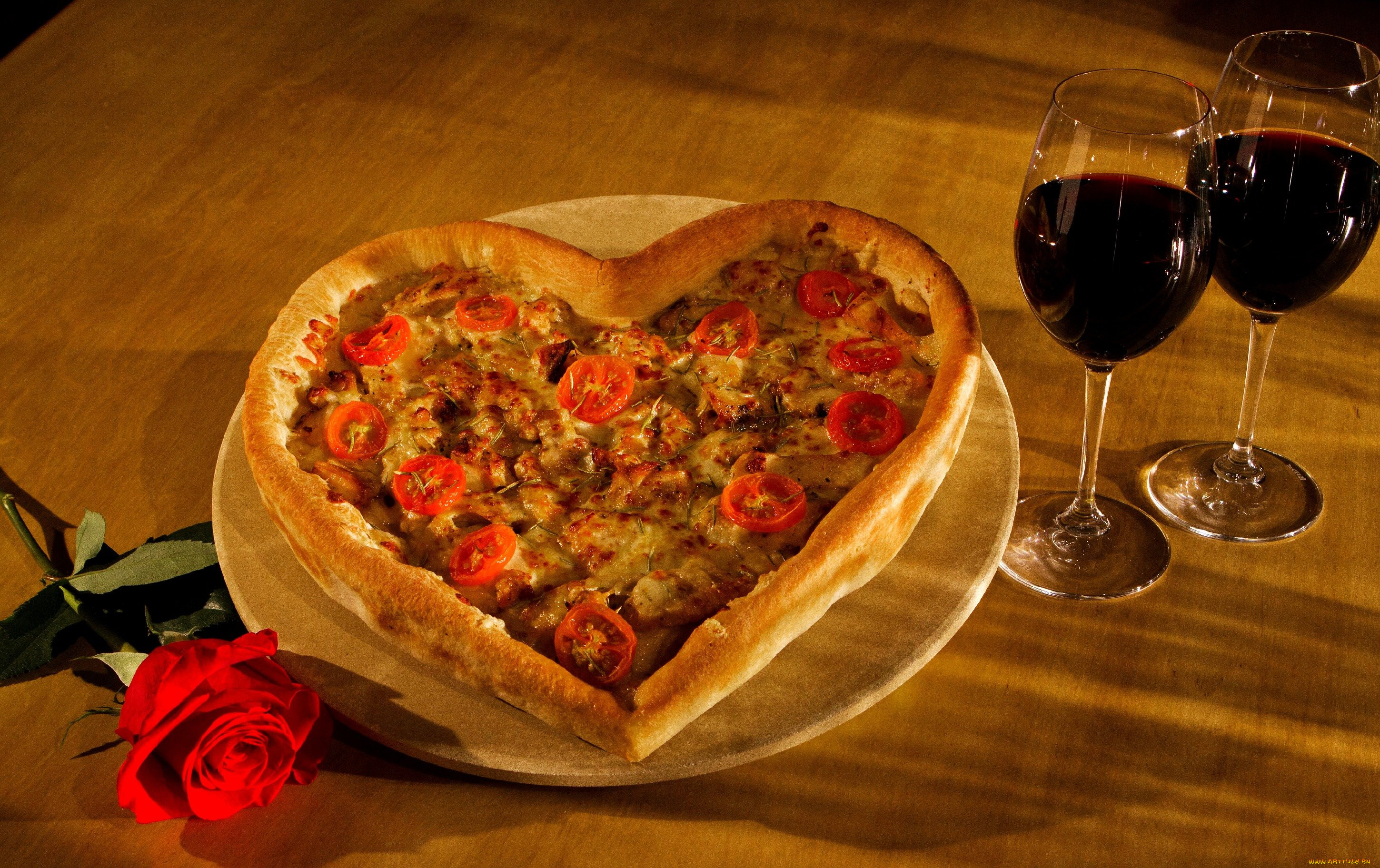 Скажи мне на ужин. Романтический ужин. Пицца в форме сердца. Блюда в виде сердца. Пицца в виде сердечка.